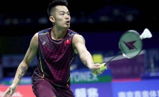 人美腿长球技好赤脚车轮战男生呱呱叫